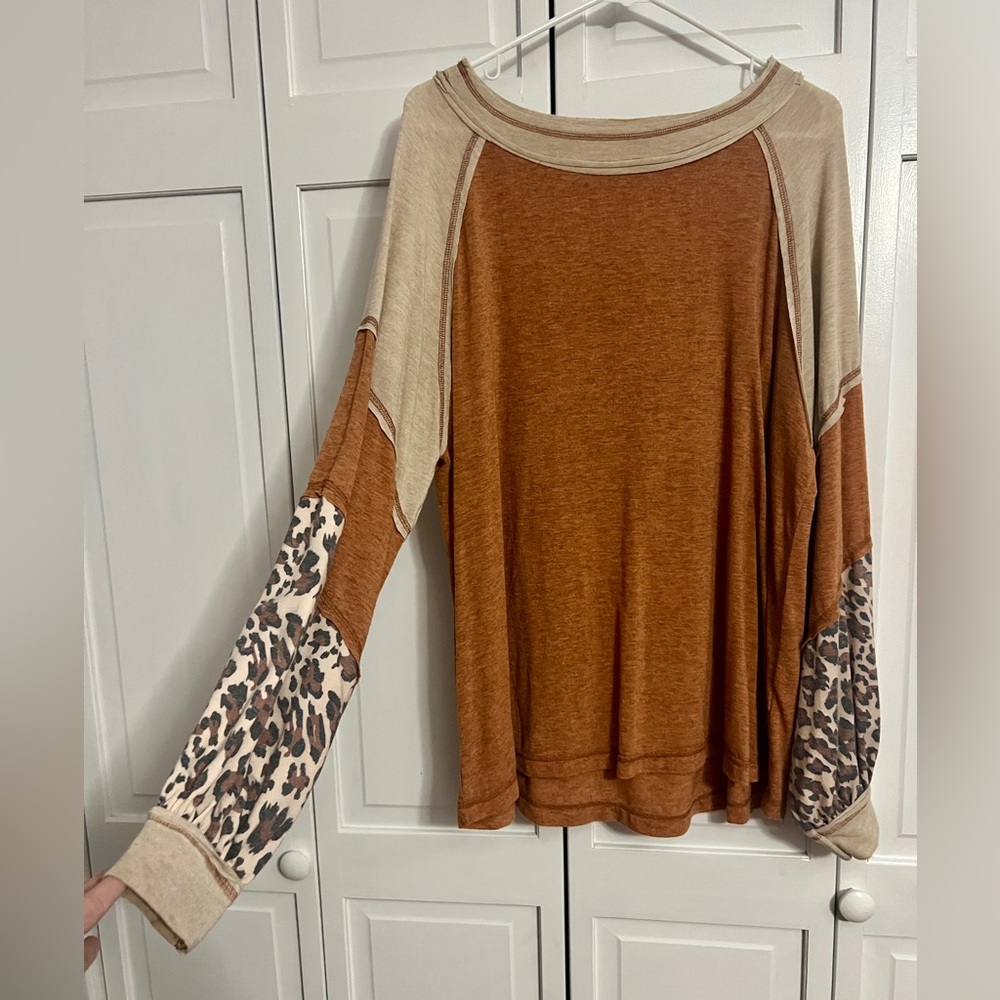 Easel brand. Size large. Excellent like new condition. Super soft material.